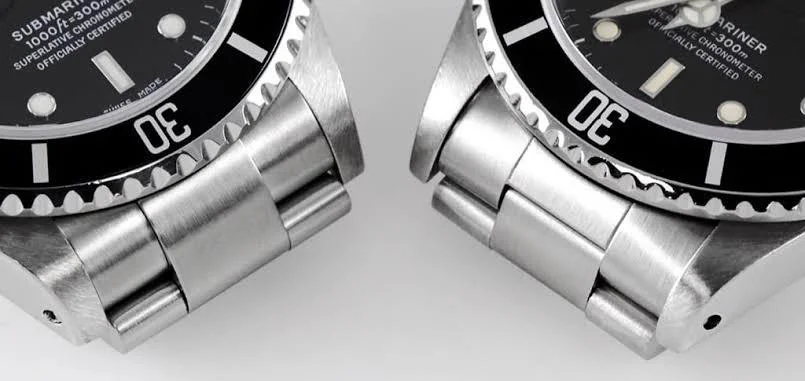 What is the difference in appearance between male and female end links on a metal watch br